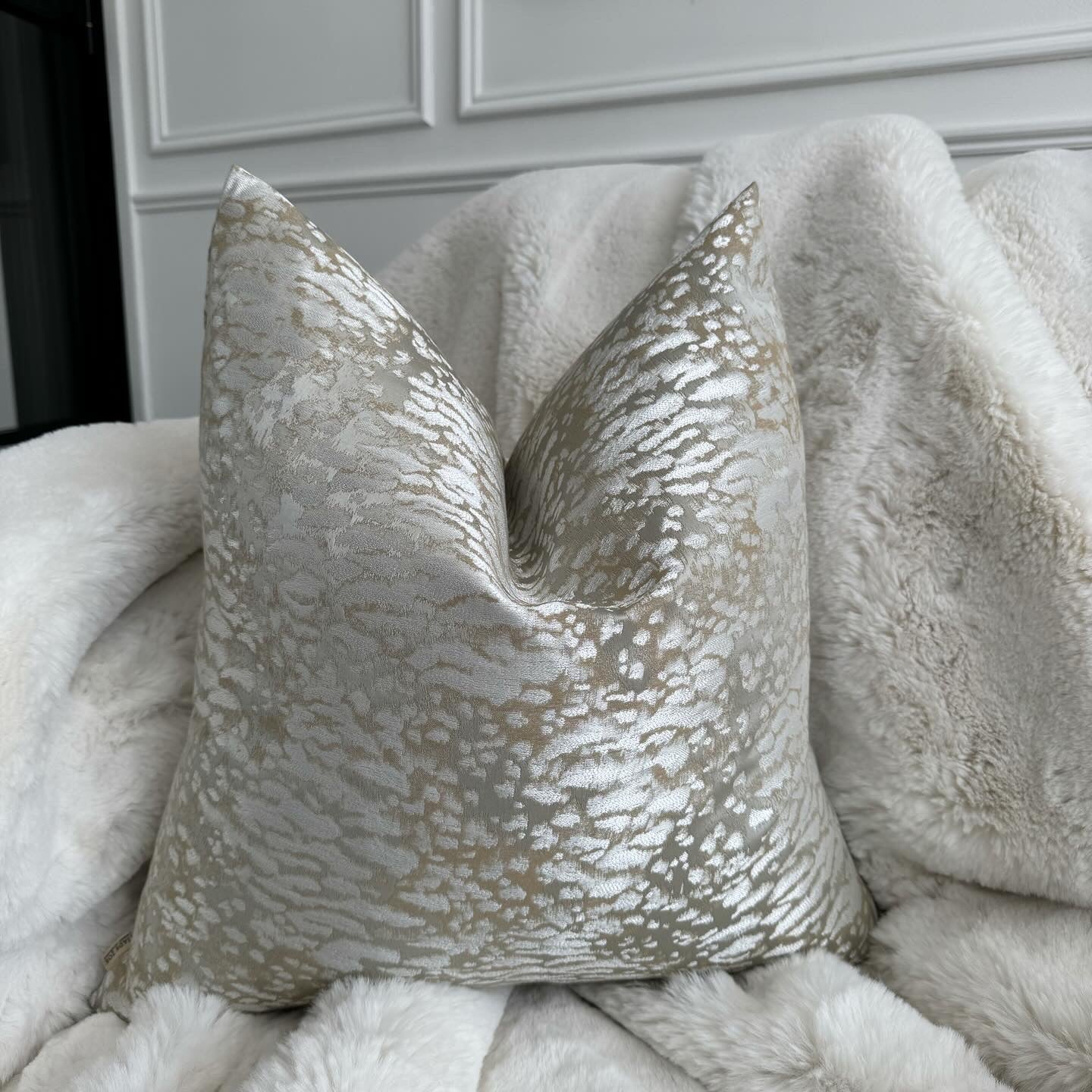 Neptune Textured 20" Cushion