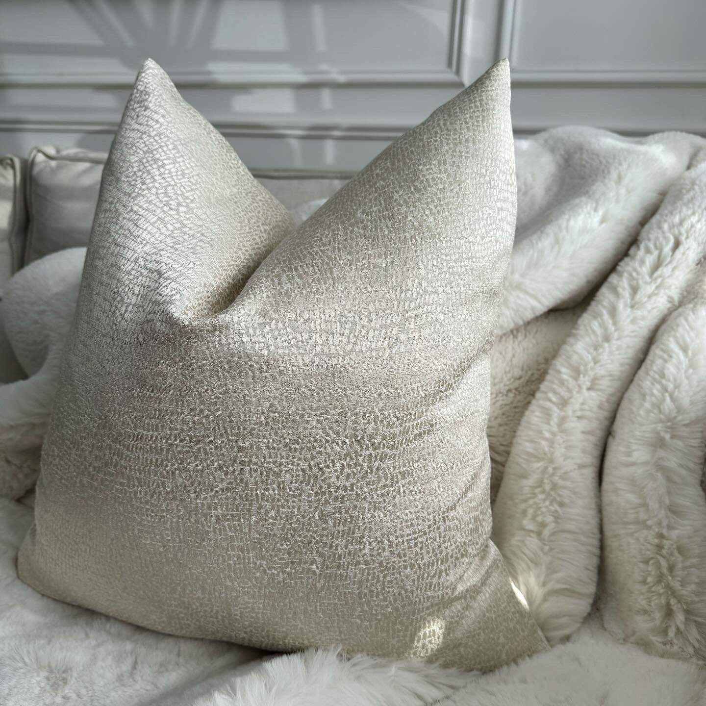 Elias Cream 22” Cushion