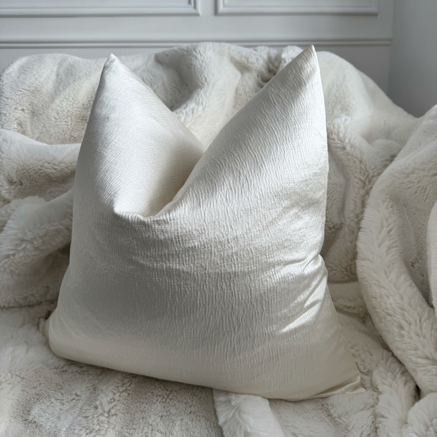Blanc Ivory Sheen 22” Cushion