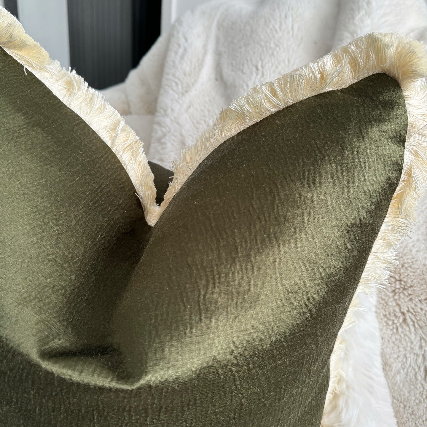 Olivia Fringed 20" Cushion