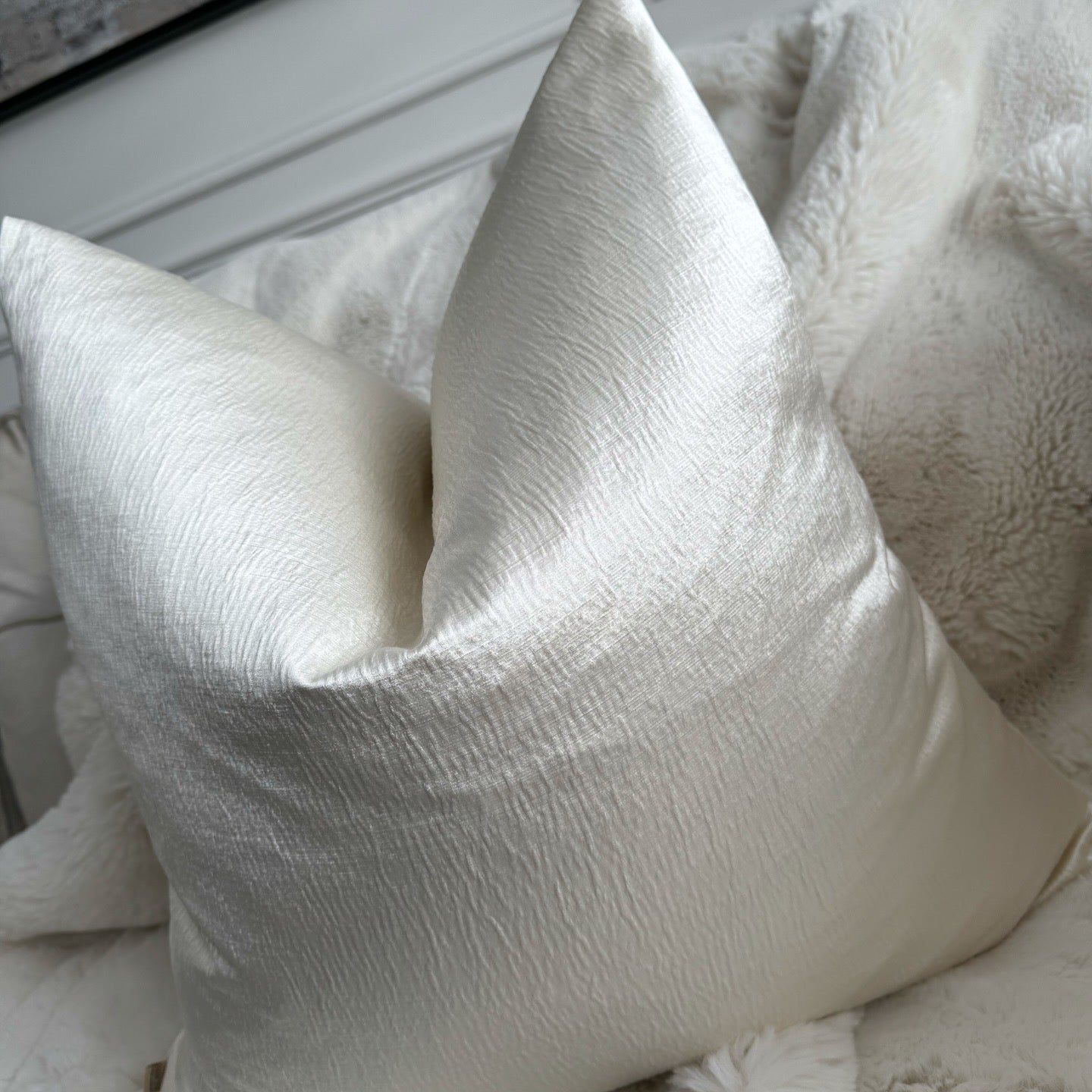 Blanc Ivory Sheen 22” Cushion