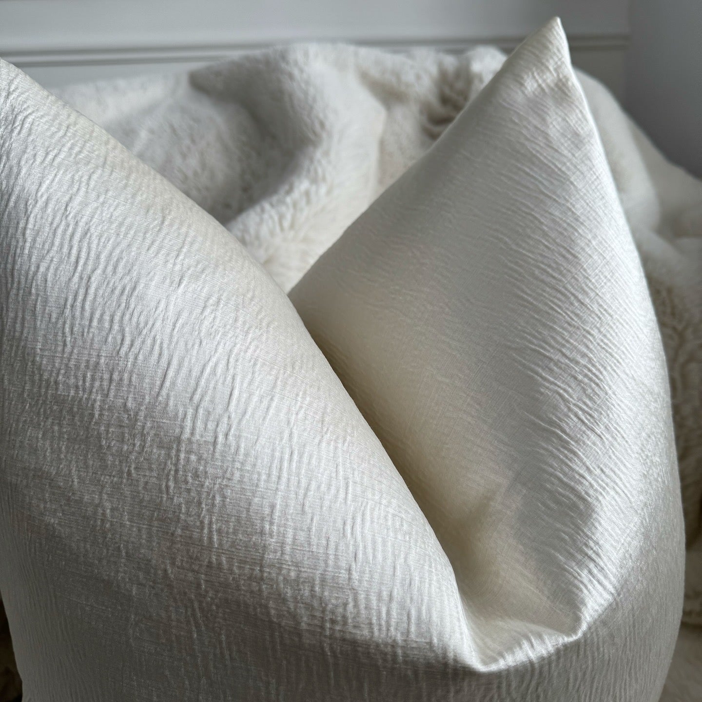 Blanc Ivory Sheen 22” Cushion