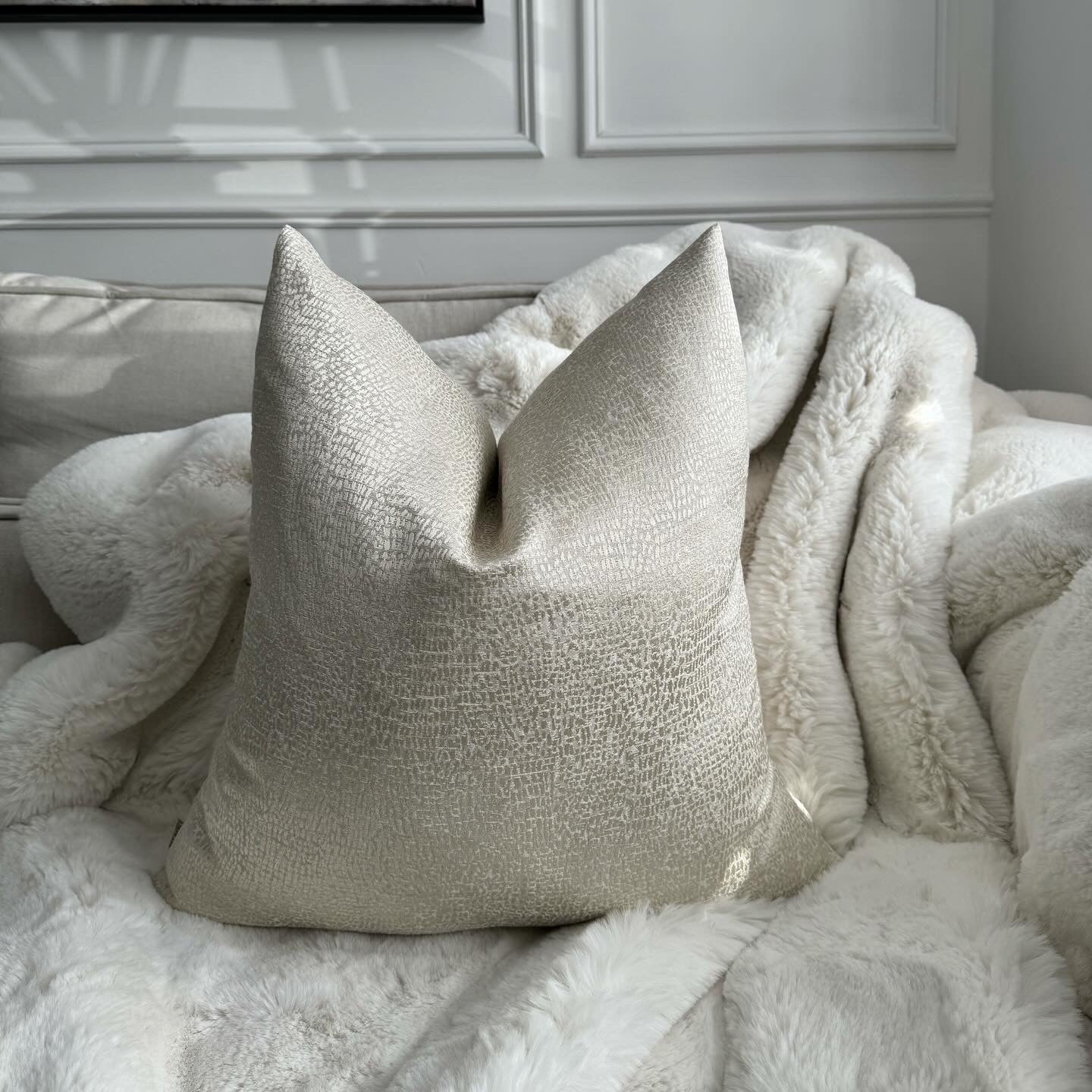 Elias Cream 22” Cushion