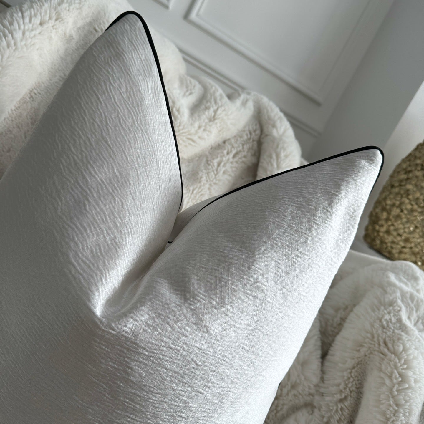 Jade 22” Black Piped Cushion