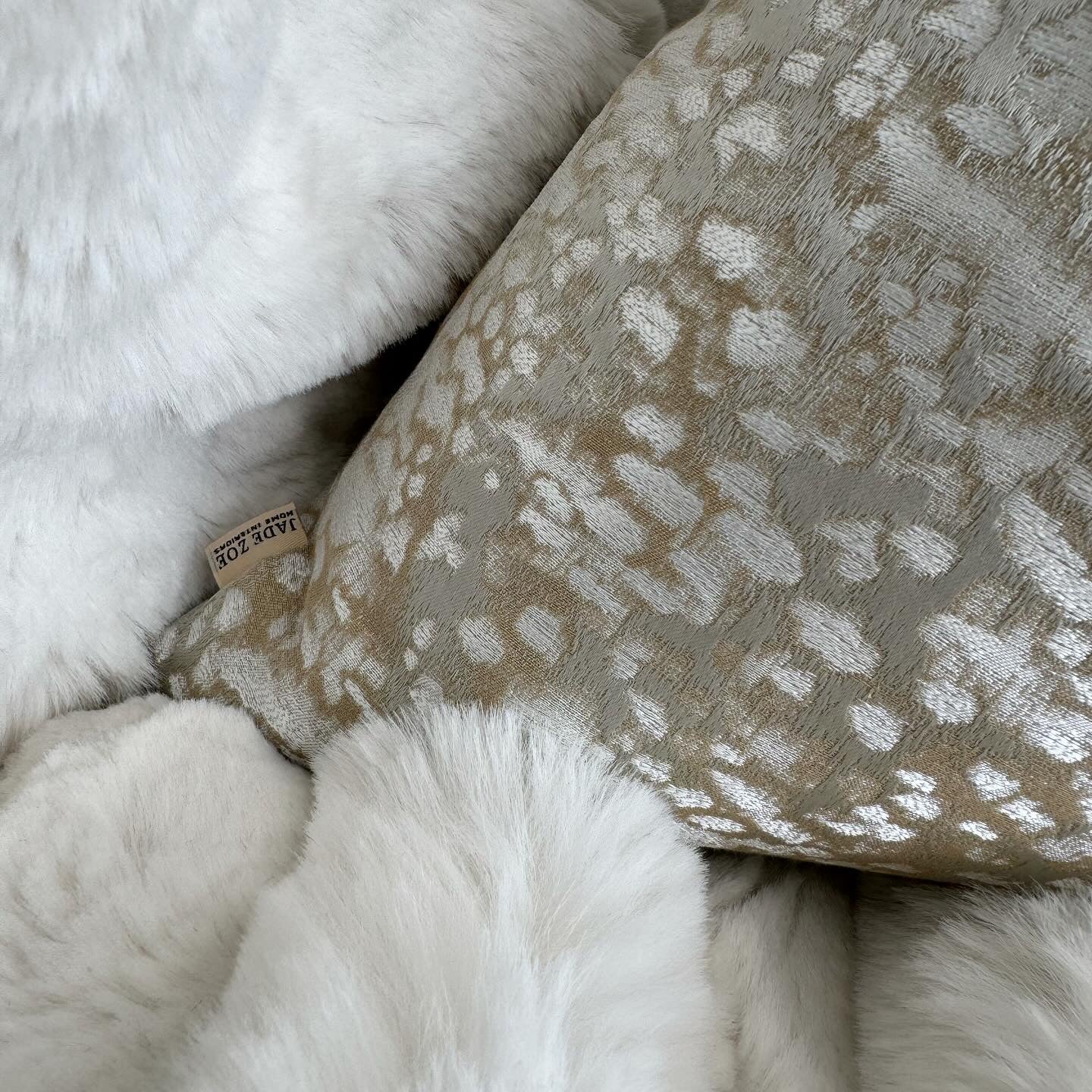 Neptune Textured 20" Cushion