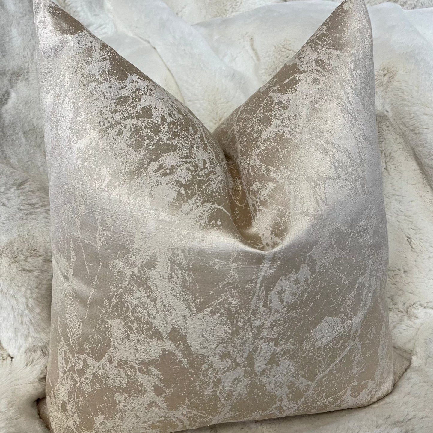 Blushell Sheen 20” Cushion
