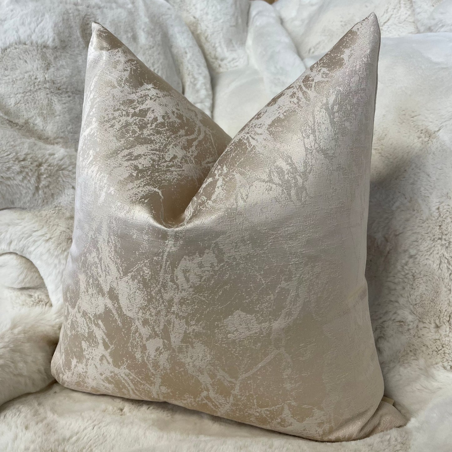 Blushell Sheen 20” Cushion