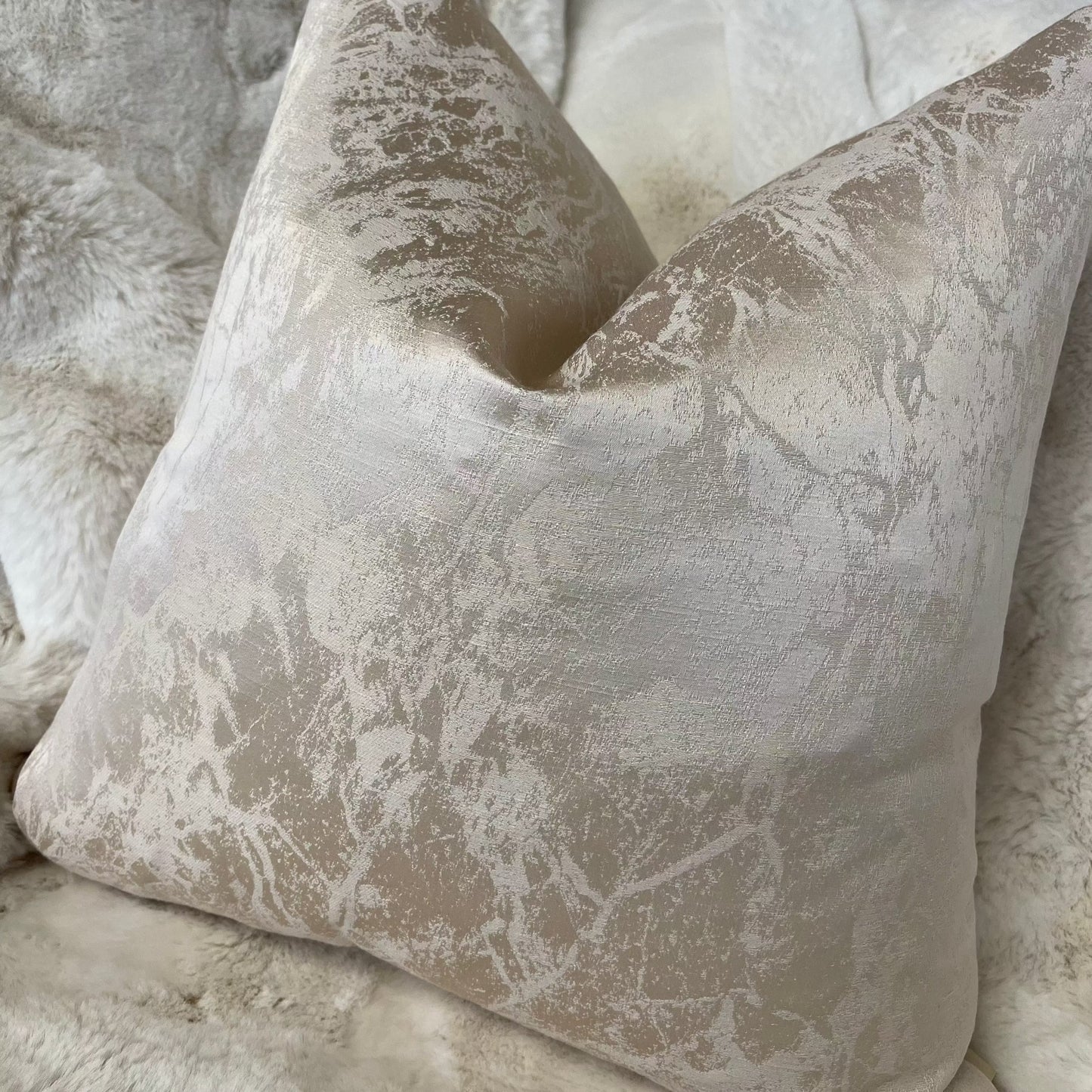 Blushell Sheen 20” Cushion