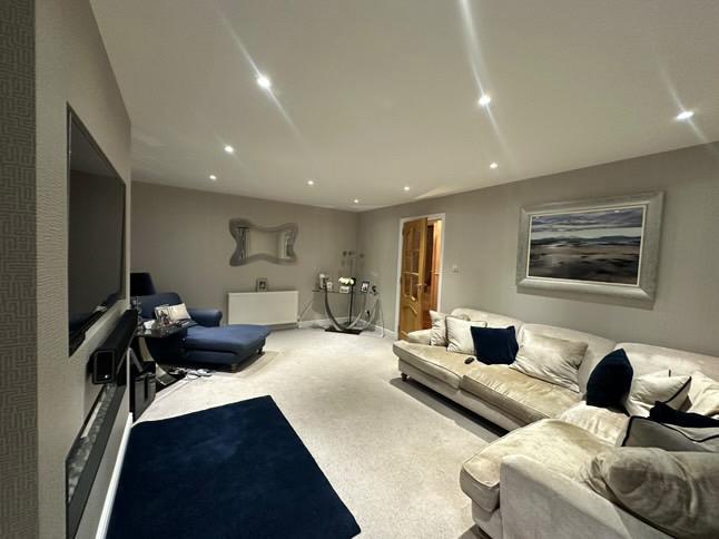 Beautiful Living Room - Image 4